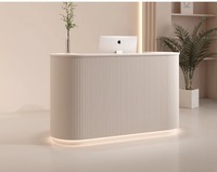 Comptoir de réception et de caisse en bois de haute qualité, design moderne et luxueux, pour petite clinique, salon de beauté ou boutique, avec design incurvé