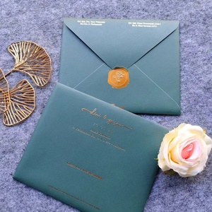 Carte d'invitation de <span class=keywords><strong>mariage</strong></span> <span class=keywords><strong>en</strong></span> papier coton texturé vert or de luxe avec sceau de cire <span class=keywords><strong>en</strong></span> vélin, bord festonné et impression personnalisée - Product Image 2
