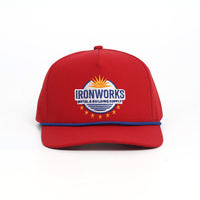 Waterdichte stof 5-delige rode pet met geborduurd logo en blauwe touwringen
