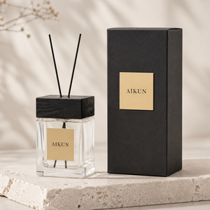 Diffuseur de parfum Aikun de grande capacité en verre transparent carré avec bouchon en bois noir, étiquette dorée, 2 bâtonnets dans une boîte noire pour une maison de luxe - Product Image 1