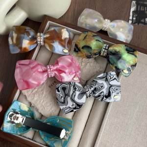 Barrette à cheveux élégante en acétate français de 8,5 cm avec nœud et strass pour filles - Product Image 6