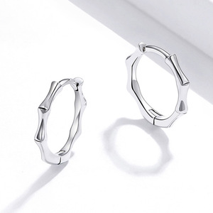 Orecchini a Cerchio in Bambù Liscio Unisex, Gioielli Minimalisti alla Moda, Accessorio per Uso Quotidiano - Product Image 2