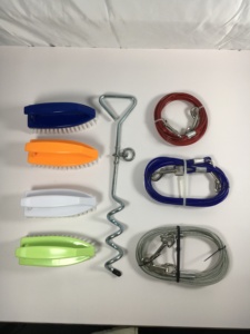 Estaca y cable simples para perros al aire libre: amarre de alambre de acero recubierto de PVC con decoración de plumas para perros medianos a grandes - Product Image 5