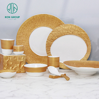 Assiette ronde blanche peu profonde avec bordure dorée Texture mille roches en céramique