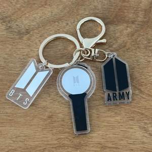 Porte-clés Glow Stick Fan Arirang World Tour 2026, Comeback Tour, Tenue de concert Army, <span class=keywords><strong>RM</strong></span>, <span class=keywords><strong>Jin</strong></span>, Suga, J-Hope, Jimin, V, Jungkook - Product Image 2