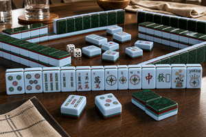 Ensemble de mahjong américain en acrylique vert pailleté de luxe, tuiles de mahjong gravées de motifs floraux personnalisés avec boîte - Product Image 6