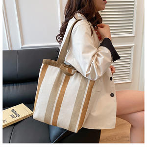 Fornitore di Borse da Donna, Classiche Borse a Spalla a Righe con Colori Contrastanti di Qualità, Prezzo all'Ingrosso - Product Image 3