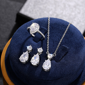 Set di Gioielli a Goccia per Donne, Elegante Collana e Orecchini Abbinati, Accessorio di Moda Quotidiana - Product Image 2
