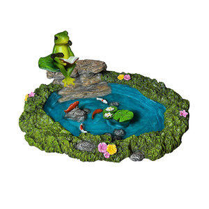 Kit Miniatura in Resina per Giardino Fatato con Laghetto e Statuette di Rane, Accessori da Giardino - Product Image 1