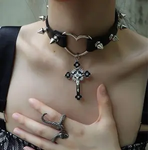 Ожерелье из кожи с заклепками