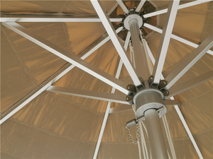 <span class=keywords><strong>Ensemble</strong></span> <span class=keywords><strong>table</strong></span> <span class=keywords><strong>et</strong></span> chaises d'extérieur avec parasol en dentelle pour la plage <span class=keywords><strong>et</strong></span> la pluie, parasol de plage luxueux sur pied en chaume personnalisé pour l'extérieur - Product Image 2