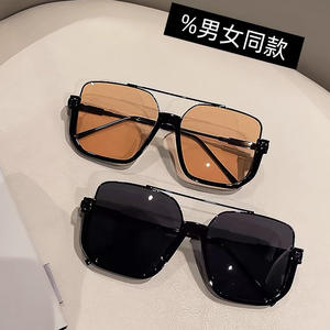 Gafas de sol cuadradas con montura negra para mujer, protección UV400, lentes de té, gafas de sol de estilo callejero a la moda - Product Image 2