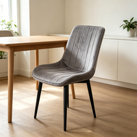 Stilvoller Nordischer Design-Samtstuhl mit Komfortabler Gepolsterter Rückenlehne und Schlanken Schwarzen Metallbeinen für Esszimmer und Café