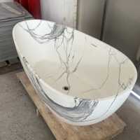 Baignoire autoportante en forme d'oeuf en marbre blanc de luxe Baignoire de trempage en pierre artificielle solide au design moderne pour hôtels