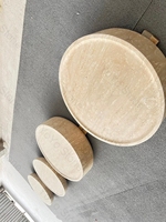 Table basse ronde moderne en travertin beige, table centrale en pierre naturelle, mobilier circulaire minimaliste pour la décoration du salon