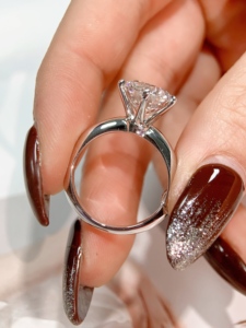 Bague en or blanc plaqué or 18 carats avec diamant de laboratoire exquis de 1 carat, taille brillant, pour l'anniversaire des femmes - Sensation luxueuse - Product Image 6