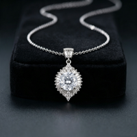 Collier élégant et raffiné en laiton haut de gamme avec pendentif zircon, motif œil de cheval industriel et contour en zircon