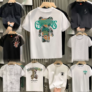 T-shirt da uomo all'ingrosso in cotone 220gsm a manica corta con logo in rilievo, collo semplice, tessuto morbido, 100% cotone, prezzo scontato - Product Image 1