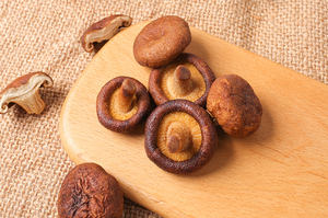 도매 저렴한 가격 200 g 탈수 표고 버섯 칩 말린 과일과 야채 진공 튀긴 버섯 간식 - Product Image 5