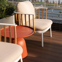 Moderner Aluminium-Gartentisch im italienischen Design mit runder Tablettplatte, wetterfester Beistelltisch für die Villa