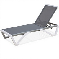 Chaise longue d'extérieur réglable avec structure en aluminium durable et lattes en plastique résistantes aux intempéries pour terrasse de piscine et pelouse