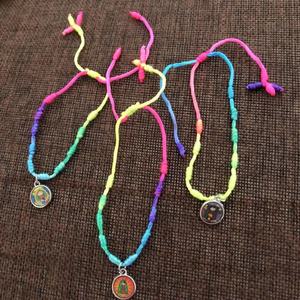 Pulsera <span class=keywords><strong>de</strong></span> Rosario con Cuentas <span class=keywords><strong>de</strong></span> Cuerda Anudada <span class=keywords><strong>de</strong></span> Colores Arcoíris, Diseño Mixto, Amuleto <span class=keywords><strong>de</strong></span> la <span class=keywords><strong>Virgen</strong></span> <span class=keywords><strong>de</strong></span> <span class=keywords><strong>Guadalupe</strong></span> para Bebé - Ajustable y Unisex - Product Image 2