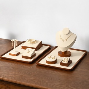 Exhibidores de joyería de madera personalizados, exquisitos exhibidores y organizadores de cuentas y joyas de jade para mostrador de papelería. - Product Image 3