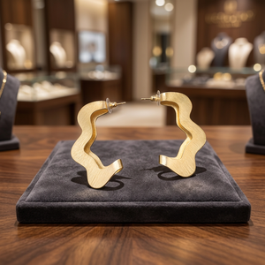 Pendientes de Aro Geométricos Modernos Hechos a Mano en Latón Chapado en Oro con Detalles de Perlas y Diamantes para Regalo de Boda o Fiesta - Product Image 3