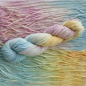 Lotus Yarns Handbemaltes Mongolisches Kaschmir-Aran-Garn 91m 55g Kammgarn in Aran-Stärke Lotus Yarns Handstrickgarn für Pullover, Mützen und Schals - Product Image 5