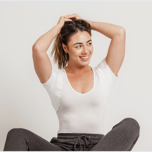 T-shirt de base anti-transpiration pour femme, col en V profond, manches courtes, en modal, doux, coupe ajustée, idéal sous les robes et chemisiers - Product Image 3