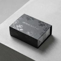 Boîte d'expédition en papier kraft écologique et recyclable, personnalisée avec impression quadricolore et gaufrage, pour cadeaux de savons artisanaux biologiques