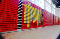 Tribunes télescopiques rétractables en acier inoxydable sur mesure Frog Sports pour gymnases, sièges de tribune peu encombrants pour le basketball