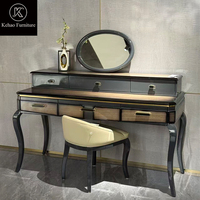Ensemble coiffeuse de luxe italien en bois avec pieds courbes, miroir et tabouret pour chambre de villa