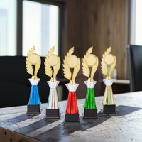 Tasse de trophée en plastique de logo personnalisé en gros pour les sports et les jeux Base dorée pour les récompenses et la reconnaissance