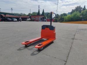 Transpaleta Eléctrica de 2T de Capacidad, Neumáticos Sólidos, Uso en Interiores, Batería de Plomo-Ácido, Mástil de una Etapa, Longitud de Horquilla de 1500mm - Product Image 4