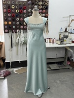 Robe maxi en satin bleu sans manches pour femmes avec détail de buste perlé Robe de soirée élégante en gros pour événement de soirée