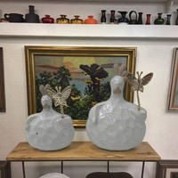 Ornement en céramique émaillée moderne et coloré avec motif de poussin pour mariage, jardin, maison et balcon