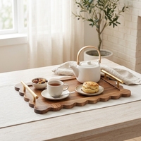 Plateau de service en bois d'acacia de la série Natural House festonnée avec poignées en métal pour plateaux décoratifs et organisateurs ottomans