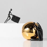 Statue de personne tenant une boule en or, style luxe léger, sculpture abstraite créative, ornement décoratif pour salon, salle d'exposition, cave à vin