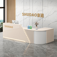 Comptoir de réception moderne pour entreprise, salon de beauté, bureau, ou comptoir d'accueil au design nouveau