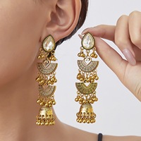 Boucles d'oreilles Jhumka dorées antiques avec perles et clochettes rose vif, bijoux pendantes de style chandelier indien Bollywood pour mariée et soirée, pour femmes