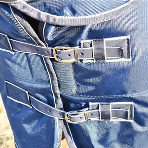 Tapis pour chevaux de haute qualité, fabriqués professionnellement, imperméables, respirants, légers, en tissu polyester, pour toutes les saisons, y compris l'hiver. - Product Image 4