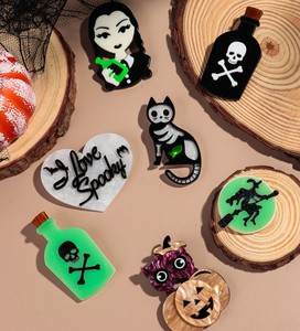 Nueva ropa creativa broche de Halloween Pop gato negro murciélago chica calavera botella escoba mágica amor espeluznante mujeres acrílico broches Pin - Product Image 1