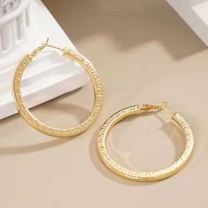 Orecchini a Cerchio Piatti da Donna Placcati in Oro con Texture a Scacchi in Rame, Gioielli alla Moda - Product Image 2