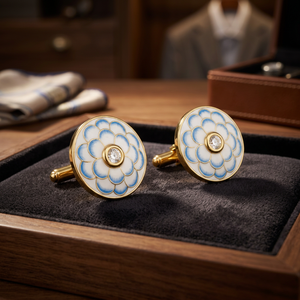 Boutons de manchette ronds en laiton plaqué or, faits à la main, avec émail bleu et blanc, motif floral lotus et zircon cubique, pour hommes - Cadeau idéal pour fête d'anniversaire ou fiançailles - Product Image 5