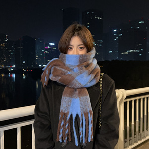 ยู ซูซิน สไตล์ผ้าพันคอลายสก๊อตฤดูหนาวสำหรับผู้หญิง ผ้าพันคอยาวหนา กันลม แฟชั่นเกาหลี พู่ห้อยแบบอสมมาตร อเนกประสงค์ สำหรับคู่รัก - Product Image 3