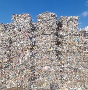 Ladrillos de Botellas de PET Recicladas de Color Azul Transparente de Alta Calidad, Hechos con Materias Primas Renovables de Grado Alimenticio - Product Image 1