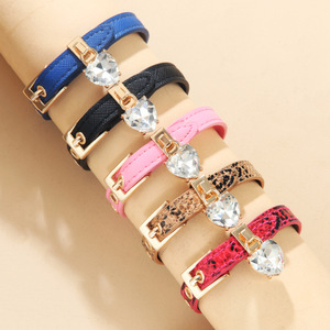 สร้อยข้อมือหนังพลอยเทียมหัวใจสไตล์ยุโรปหลากสีสายรัดนิ่มเครื่องประดับของขวัญ - Product Image 1