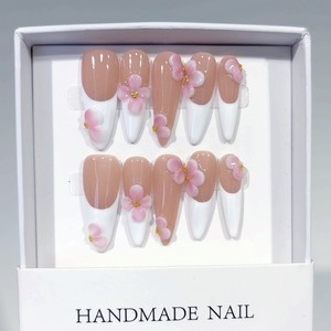 Ongles artificiels 3D faits à la main en France, longs, forme stiletto, motif floral, emballage personnalisé - Product Image 3