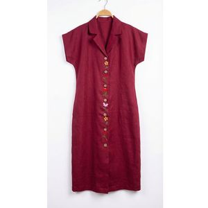 Robe en lin bordeaux d'inspiration bohème avec des accents floraux brodés et des boutons en bois, matière élégante et confortable - Product Image 2